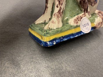 Une paire de tirelires en forme de chien en fa&iuml;ence de Delft polychrome, 18&egrave;me