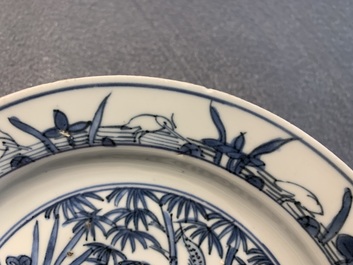 Une assiette en porcelaine de Chine en bleu et blanc &agrave; d&eacute;cor de deux &eacute;cureuils et une grenouille, Wanli