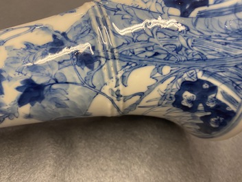 Une paire de grands bougeoirs en porcelaine de Chine en bleu et blanc, 19&egrave;me