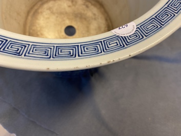 Une grande jardini&egrave;re en porcelaine de Chine en bleu et blanc, 19&egrave;me