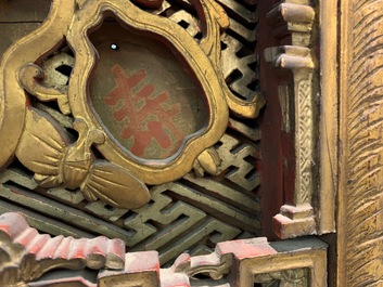 Un panneau en bois sculpt&eacute; et dor&eacute; orn&eacute; de caract&egrave;res peints en rouge, 18/19&egrave;me