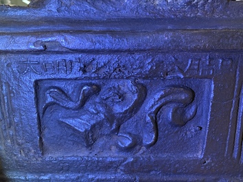 Une paire de grands mod&egrave;les de lions en fer de fonte, marque et &eacute;poque de Ming