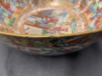 Un bol en porcelaine de Chine famille rose de Canton, 19&egrave;me