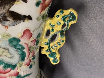 Une paire de vases en porcelaine de Chine famille rose, 19&egrave;me