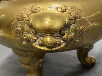 Een grote Chinese bronzen driepotige wierookbrander, 19/20e eeuw