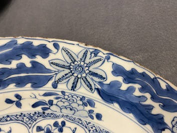 Un plat en porcelaine de Chine en bleu et blanc &agrave; d&eacute;cor floral, Kangxi