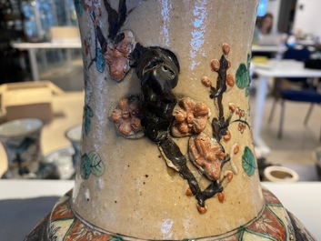 Deux paires de vases en porcelaine de Chine dite 'de Nankin', 19&egrave;me