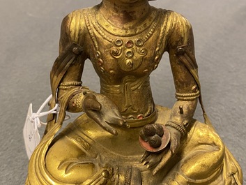 Een Sino-Tibetaanse verguld koperen figuur van Boeddha, 18/19e eeuw