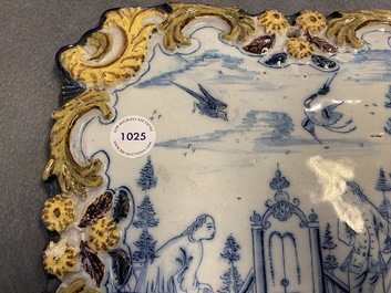 Een polychrome Delftse plaquette met een valkenjacht op reigers, 18e eeuw