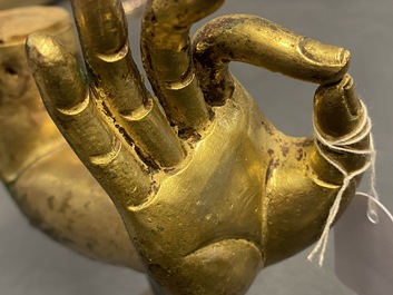 Un bras de bouddha en bronze dor&eacute; et alliage de cuivre, Tibet, Ming