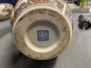 Un vase en porcelaine de Chine famille rose &agrave; d&eacute;cor de lettr&eacute;s et leurs servants, marque de Qianlong, R&eacute;publique