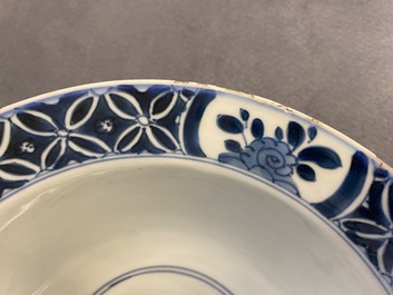 Une paire de bols en porcelaine de Chine en bleu et blanc, Kangxi