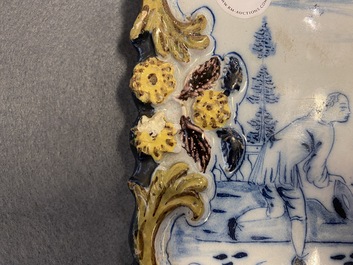 Een polychrome Delftse plaquette met een valkenjacht op reigers, 18e eeuw