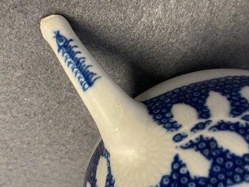 Une th&eacute;i&egrave;re couverte en porcelaine de Chine en bleu et blanc, Yongzheng/Qianlong