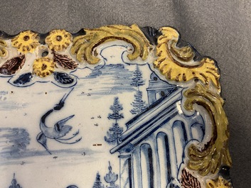 Une plaque en fa&iuml;ence de Delft polychrome &agrave; d&eacute;cor d'un faucon chassant un h&eacute;ron, 18&egrave;me