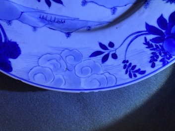 Trois assiettes en porcelaine de Chine en bleu et blanc &agrave; d&eacute;cor de longues dames, Kangxi/Yongzheng