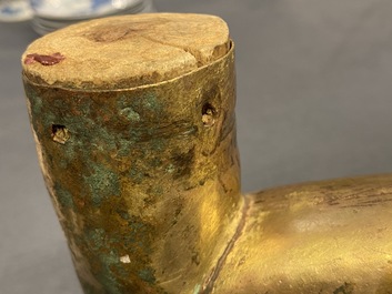 Een Tibetaanse verguld bronzen en koperen arm van Boeddha, Ming