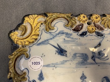 Een polychrome Delftse plaquette met een valkenjacht op reigers, 18e eeuw