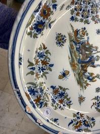 Un grand plat en fa&iuml;ence polychrome d'Alcora &agrave; d&eacute;cor de deux turcs, Espagne, 18&egrave;me