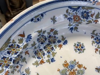 Un grand plat en fa&iuml;ence polychrome d'Alcora &agrave; d&eacute;cor de deux turcs, Espagne, 18&egrave;me