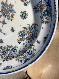 Un grand plat en fa&iuml;ence polychrome d'Alcora &agrave; d&eacute;cor de deux turcs, Espagne, 18&egrave;me