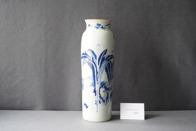 Un vase en porcelaine de Chine en bleu et blanc &agrave; d&eacute;cor d'un ph&eacute;nix et d'un qilin, &eacute;poque Transition