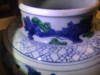 Un vase en porcelaine de Chine wucai &agrave; d&eacute;cor des '100 gar&ccedil;ons', &eacute;poque Transition