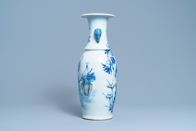Un vase en porcelaine de Chine en bleu, blanc et rouge de fer aux anses en forme de t&ecirc;te d'&eacute;l&eacute;phant, 19&egrave;me