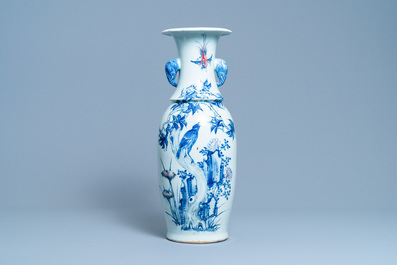 Een Chinese blauw-witte en koperrode vaas met olifantenoren, 19e eeuw