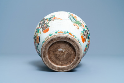 Un vase en porcelaine de Chine famille verte &agrave; d&eacute;cor de gar&ccedil;ons jouants, 19/20&egrave;me
