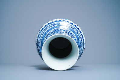 Een Chinese blauw-witte 'hu' vaas met floraal decor, Qianlong merk, 19e eeuw