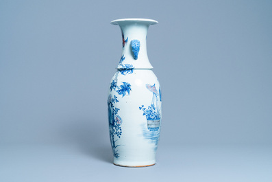 Un vase en porcelaine de Chine en bleu, blanc et rouge de fer aux anses en forme de t&ecirc;te d'&eacute;l&eacute;phant, 19&egrave;me