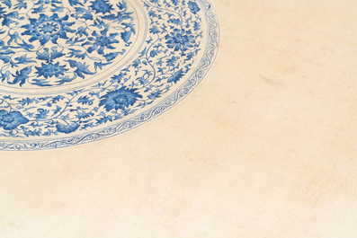 Ecole chinoise, couleurs sur papier, 19&egrave;me: 'Un plat Yuan en porcelaine de Chine en bleu et blanc'