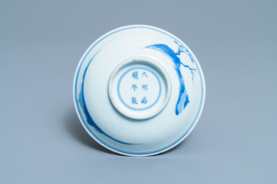 Une coupe en porcelaine de Chine en bleu et blanc &agrave; d&eacute;cor d'une sc&egrave;ne du 'Xi Xiang Ji', marque de Jiajing, Kangxi