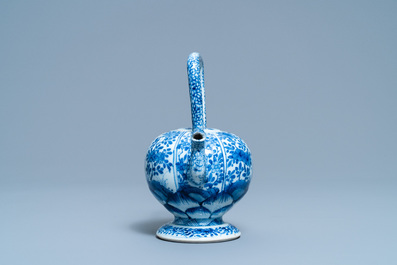 Une th&eacute;i&egrave;re en porcelaine de Chine en bleu et blanc, Kangxi
