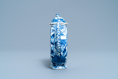Une th&eacute;i&egrave;re de forme ronde en porcelaine de Chine en bleu et blanc, Kangxi