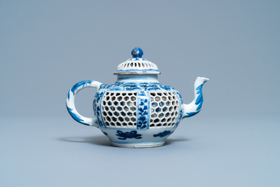 Une th&eacute;i&egrave;re couverte en porcelaine de Chine en bleu et blanc &agrave; double paroi ajour&eacute;e, &eacute;poque Transition