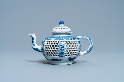 Une th&eacute;i&egrave;re couverte en porcelaine de Chine en bleu et blanc &agrave; double paroi ajour&eacute;e, &eacute;poque Transition