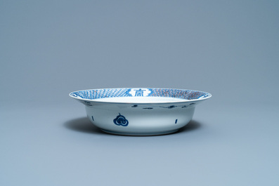 Een Chinees blauw-wit en koperrood bassin, Chenghua merk, Kangxi