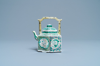 Een Chinese verte biscuit theepot met deksel, Kangxi