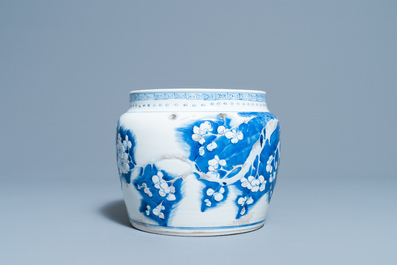 Un bol en porcelaine de Chine en bleu, blanc et rouge de cuivre, Kangxi