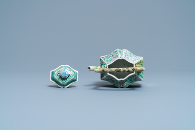 Une th&eacute;i&egrave;re couverte en biscuit &eacute;maill&eacute; vert, Kangxi
