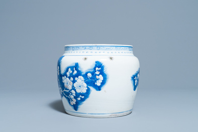 Un bol en porcelaine de Chine en bleu, blanc et rouge de cuivre, Kangxi