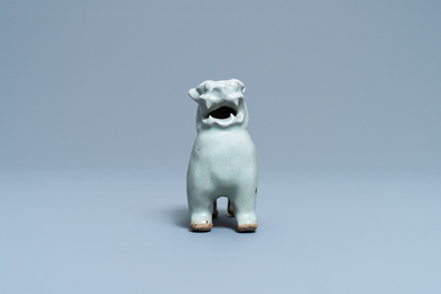 Un porte-encens en forme de tigre en porcelaine de Chine de type qingbai, Ming