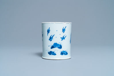 Een Chinese blauw-witte penselenbeker, Chenghua merk, Kangxi
