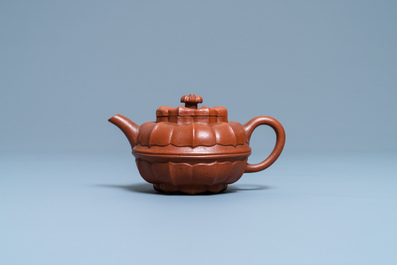 Een Chinese Yixing steengoed theepot met deksel, Kangxi