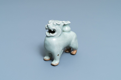 Un porte-encens en forme de tigre en porcelaine de Chine de type qingbai, Ming