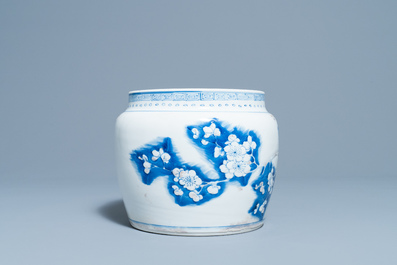 Un bol en porcelaine de Chine en bleu, blanc et rouge de cuivre, Kangxi