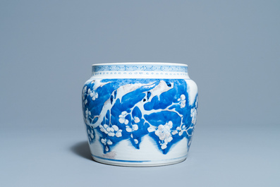 Un bol en porcelaine de Chine en bleu, blanc et rouge de cuivre, Kangxi