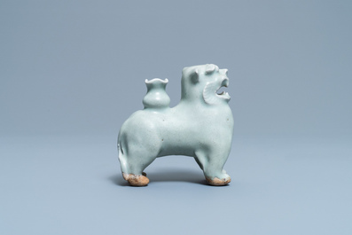 Un porte-encens en forme de tigre en porcelaine de Chine de type qingbai, Ming